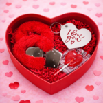 Ένα μοναδικό Δώρο αγάπης! “Κουτί δώρο καρδιά για ζευγάρι Ι love you”, για να χαρίσεις στο ταίρι σου την ημέρα του Αγίου Βαλεντίνου! Το κουτί καρδιά περιλαμβάνει: 1 set χειροπέδες 1 μπρελόκ i love you 1 γλειφιτζούρι